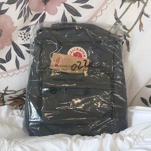 Fjäll Räven Kånken Backpack (BRAND NEW)